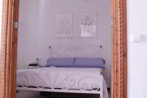 科洛尼亚圣霍尔迪Casa Marina的一间设有一张镜子内的白色床的卧室