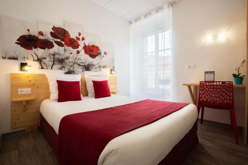 朗戈涅hotel le beauséjour的一间卧室配有一张带红色枕头的大床