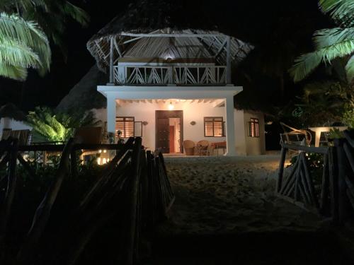 江比阿The Loft Zanzibar Kikadini Beach的海滩上的度假屋