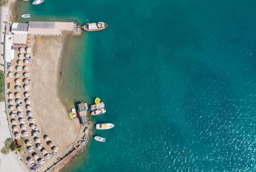 伊罗达Royal Marmin Bay Boutique & Art Hotel的水上船只的空中景观