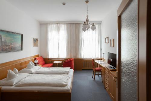 维也纳弗莱格公寓的酒店客房配有两张床和一张书桌