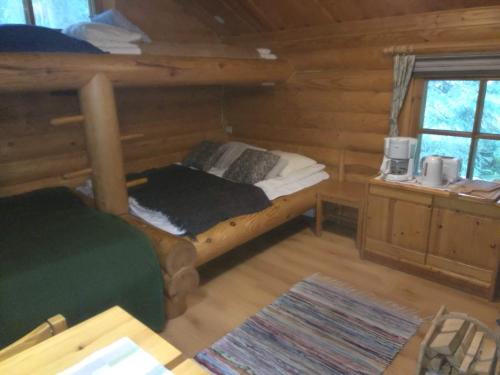 萨翁林纳Holiday Cabin Kerimaa 53的小木屋内一间卧室(带双层床)
