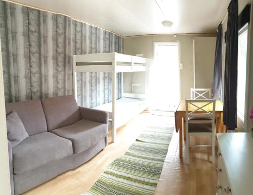 阿尔塔Solvang camping og leirsted的客厅配有沙发和1张床