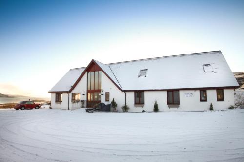 托伯莫里阿尔勒旅舍的白房子,地面上积雪