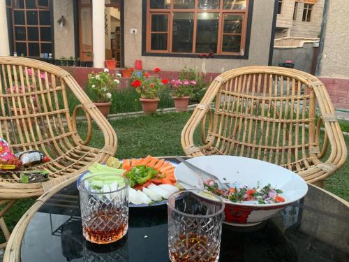 列城Rabyang Guest House and Homestay的一张桌子,上面有两把椅子和一碗食物