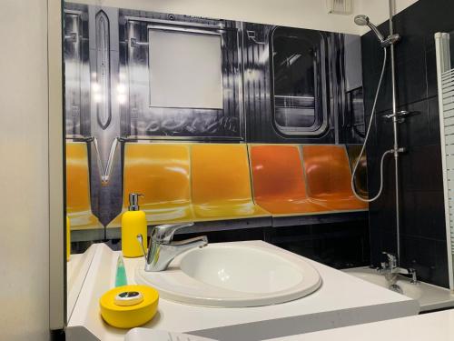 亚眠Amiens LOFT的一间带水槽和火车橙色座椅的浴室