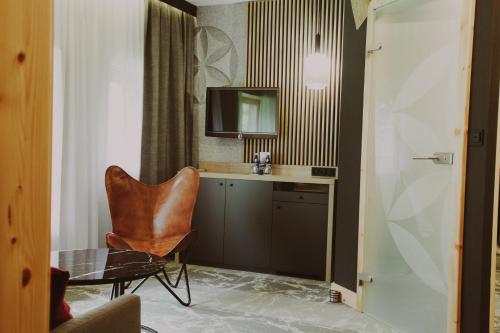 GrodziecBajka Hotel & Resort的客房设有椅子和带镜子的书桌