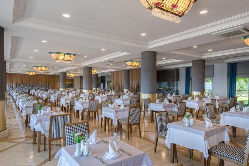 Melas Resort Hotel餐厅或其他用餐的地方