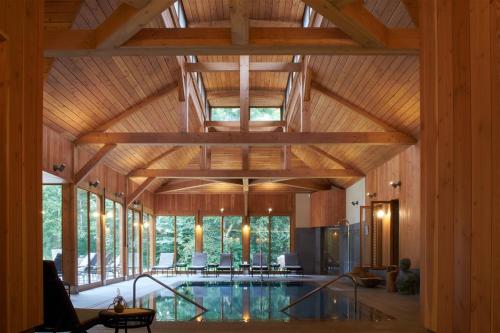 谢韦尔尼Les Sources de Cheverny的一座带木制天花板的室内泳池