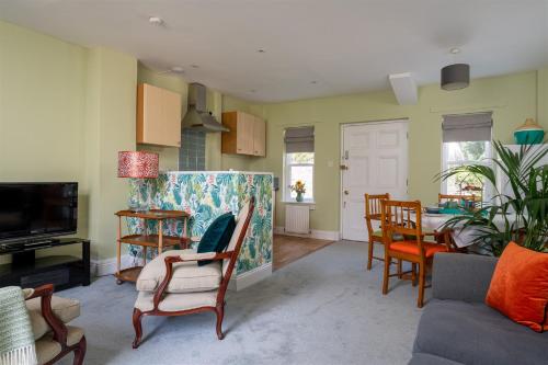 托基Palm Grove Apartments的客厅配有沙发和桌子