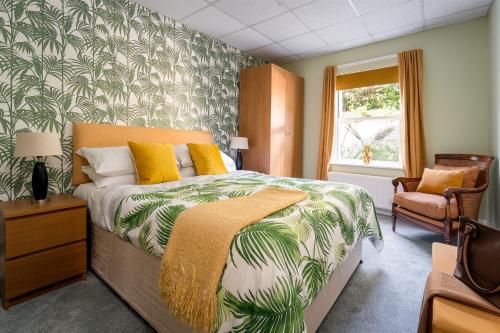托基Palm Grove Apartments的一间卧室配有一张带热带壁纸的床