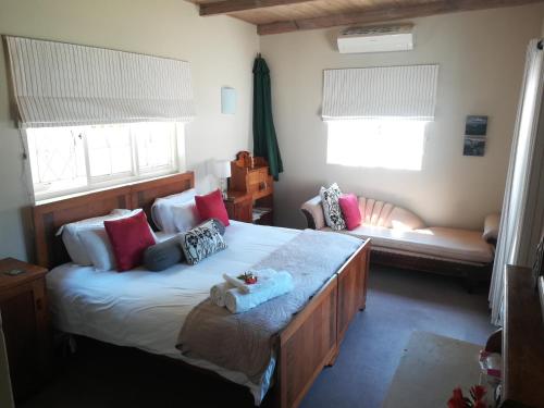 格拉罕镇AppleBee Guest Cottages的一间卧室配有一张大床和一张沙发