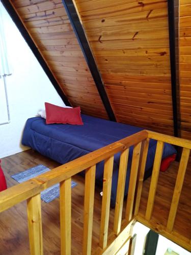雅卡托镇7 esencias的木天花板的客房内的一张床位
