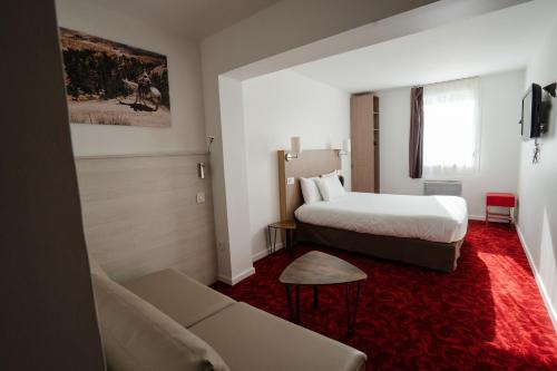 绍莱绍莱基里亚德酒店的酒店客房,配有床和沙发