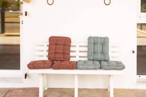 米哈斯科斯塔Finca El Altabacar - Casa Rural - Playa的白色长凳上备有3条不同的彩色毛巾