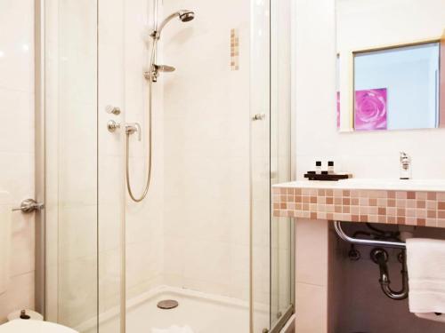 巴特索登-萨尔明斯特Gartenhotel LandArt的带淋浴、卫生间和盥洗盆的浴室
