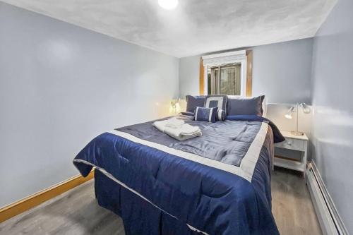 切尔西Suite at House of L的一间卧室配有一张带蓝色床单的大床