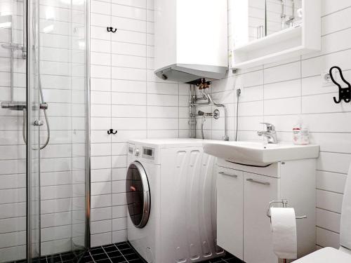 斯特伦斯塔德Holiday home STRÖMSTAD X的白色的浴室设有洗衣机和水槽。