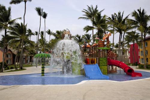 蓬塔卡纳Tropical Deluxe Princess - All Inclusive的一个带水滑梯和喷泉的水上公园