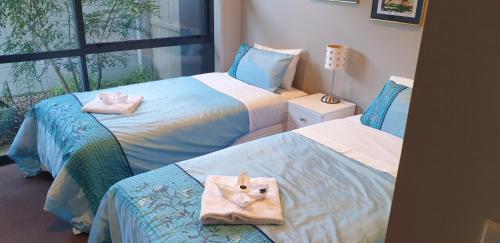 怀蒂昂格Waterways Renaissance "A Touch Of Class"的一间卧室配有两张带毛巾的床