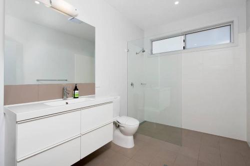 安娜湾Ocean Views 41的白色的浴室设有卫生间和水槽。