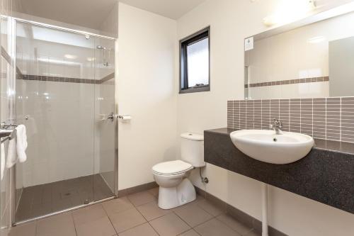 金斯顿Kingston hotel Motel的浴室配有卫生间、盥洗盆和淋浴。