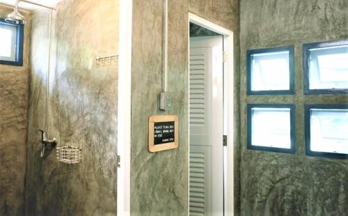 甲米镇Chanchalay Hip Hostel SHA Extra Plus的浴室设有门,墙上有标志