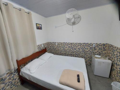 曼加拉蒂巴Pousada do Leô的一间带一张床和风扇的小卧室
