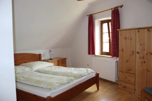 FriedersdorfHof Grünfelder的一间卧室设有一张床和一个窗口