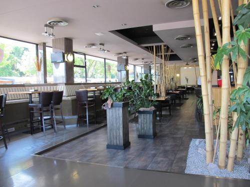 莫斯特卡皮多酒店的一间带竹 ⁇ 和桌椅的餐厅