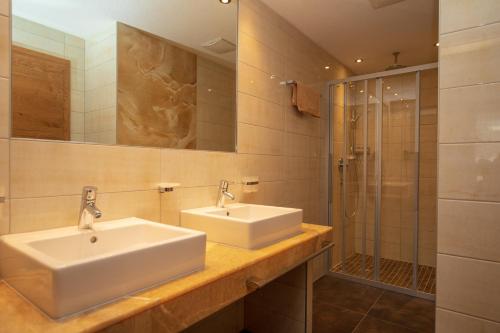 卡普尔Zappartements的一间带两个盥洗盆和淋浴的浴室