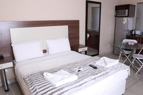 鲁德普特Eagle Nest Luxury Accommodation的一间卧室配有一张大床和毛巾