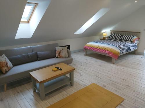 HargraveSwallows Retreat: A Country Loft Apartment的客厅配有沙发和1张床