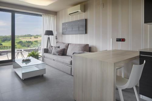 圣塞瓦斯蒂安Irenaz Resort Apartamentos的客厅配有沙发和桌子