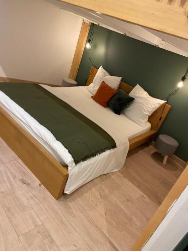 塞特港Appartement cosy plein centre de Sète的一间卧室设有一张大床和绿色的墙壁