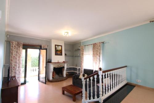 滨海阿雷尼斯Stay U-nique Villa Portimar II的一间带楼梯和壁炉的客厅