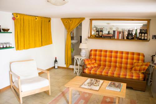 奥斯图尼Ostuni home nature的客厅配有橙色沙发和桌子