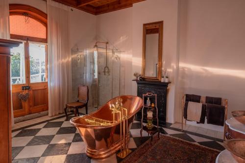 Riebeek-WesMerindol Manor的一间客房内带浴缸和淋浴的浴室