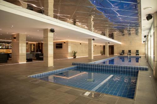 圣彼得堡圣彼得堡酒店的一座带游泳池的大楼内的大型游泳池