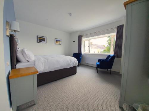 丁格尔Dingle Garden Townhouse的酒店客房设有床和窗户。