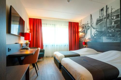 桑特普尔特北哈勒姆费尔森巴斯蒂欧酒店的酒店客房配有两张床和一张书桌
