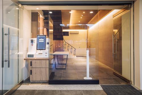 台东旅人驿站日暮微旅的走廊上设有玻璃门,里面装有机器