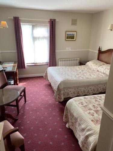 纳斯茅那汉海港酒店的酒店客房配有两张床和一张书桌