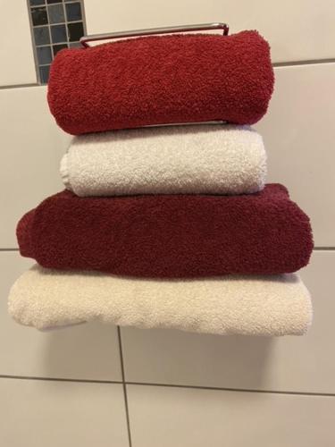 纳斯茅那汉海港酒店的浴室内架上一组毛巾
