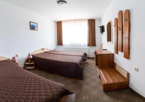 奇夫利克Family Hotel Panorama的酒店客房设有两张床和窗户。