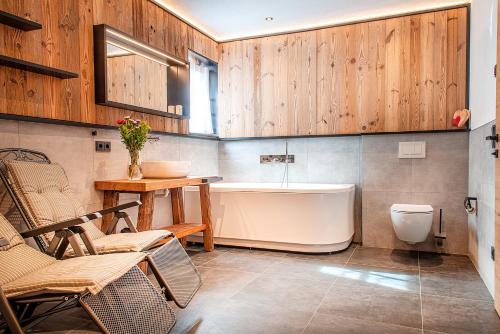 上柯尼希山麓米尔巴赫Skyberg Chalet的带浴缸、卫生间和盥洗盆的浴室