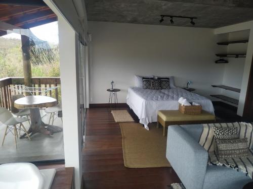 圣若热岛波萨达卡民合达斯卡合拉斯酒店的一间卧室设有一张床和一个阳台