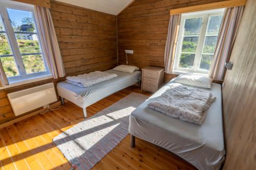 奥镇阿汉娜罗博度假屋的带2扇窗户的客房内的2张床