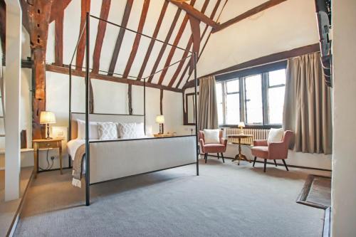 阿默舍姆金丝阿姆斯酒店的卧室配有一张床、一张桌子和椅子