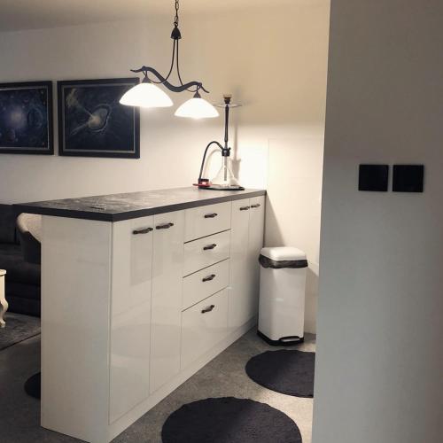 苏博蒂察Centrum的厨房配有白色橱柜和台面
